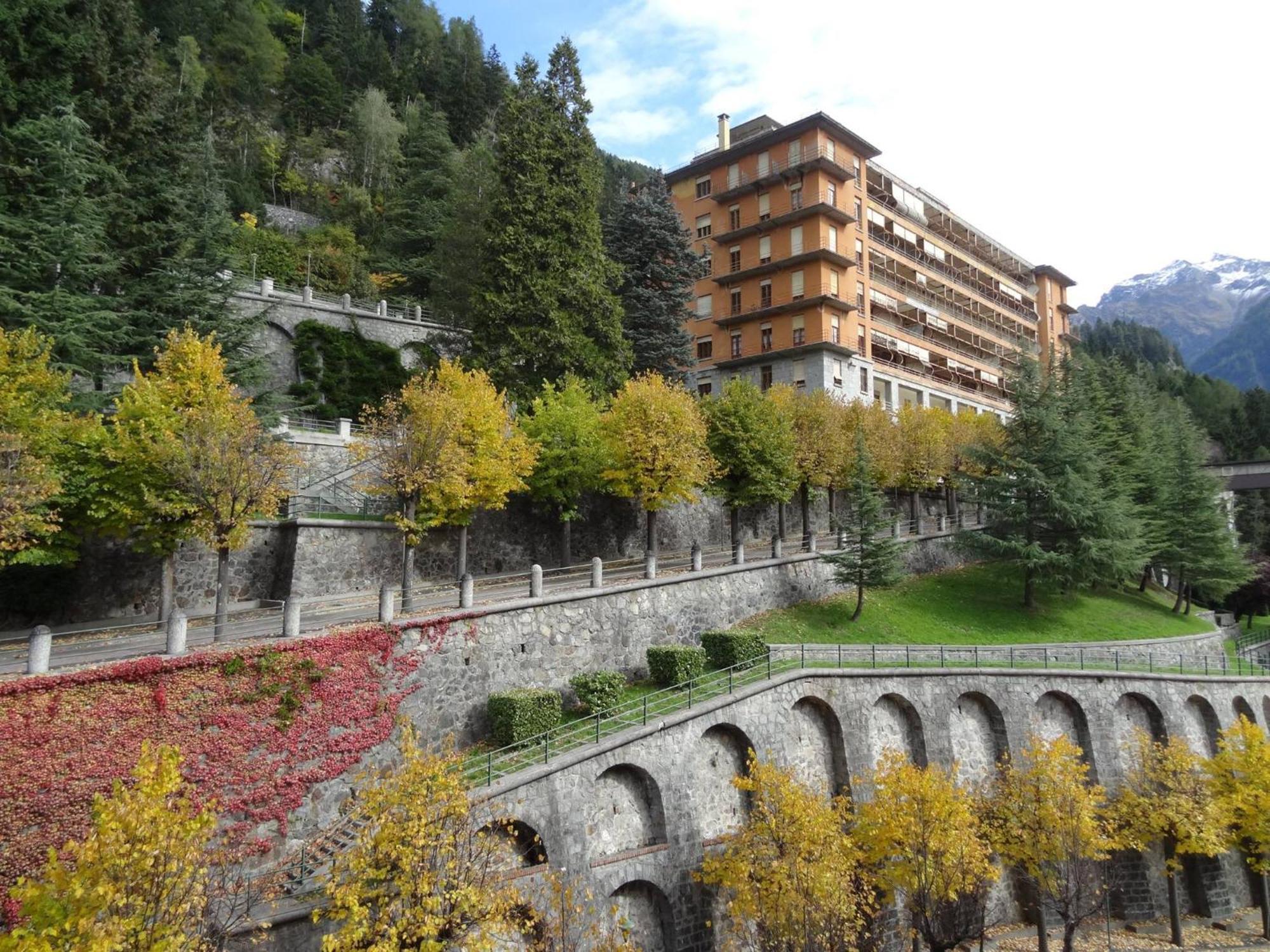 Hotel Rezia Sondalo Bagian luar foto
